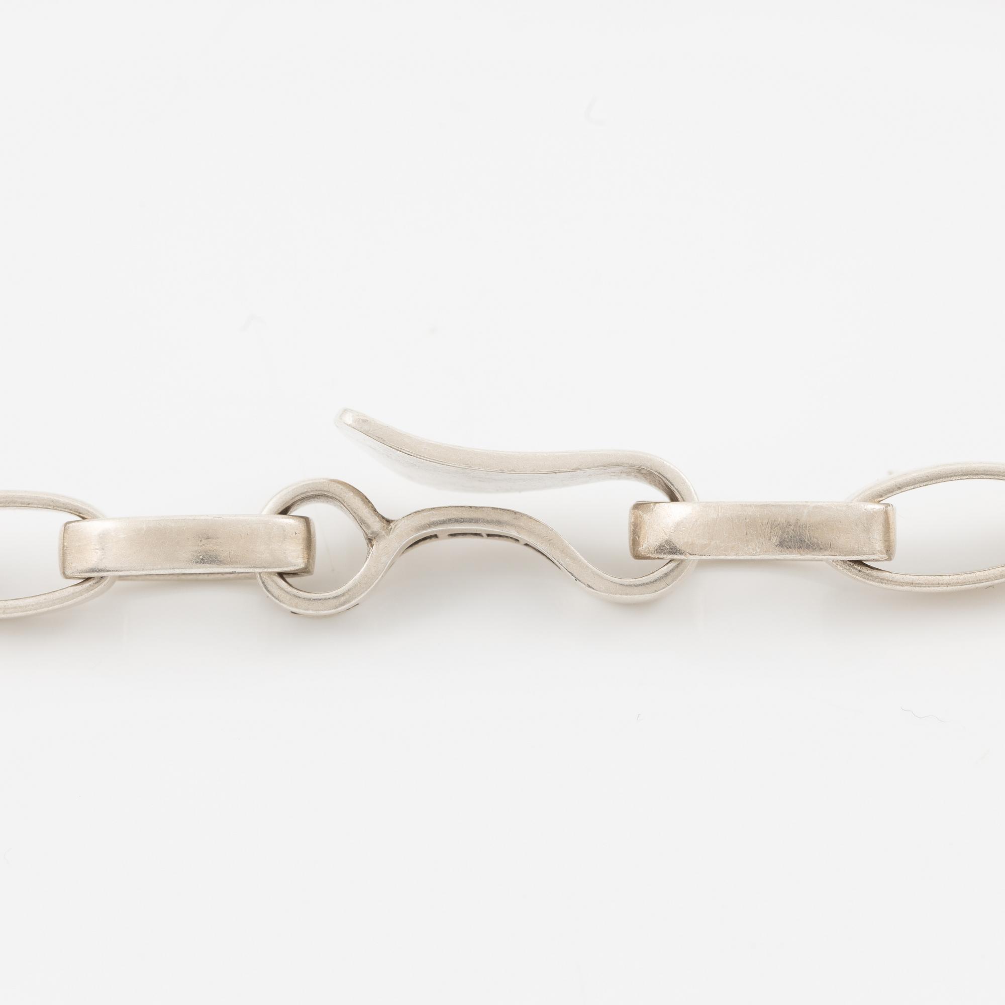 Sven-Erik Högberg samt Annette och Marie Högberg, ring, armband och collier.