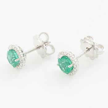 Earrings 18K white gold with emeralds and brilliant-cut diamonds.