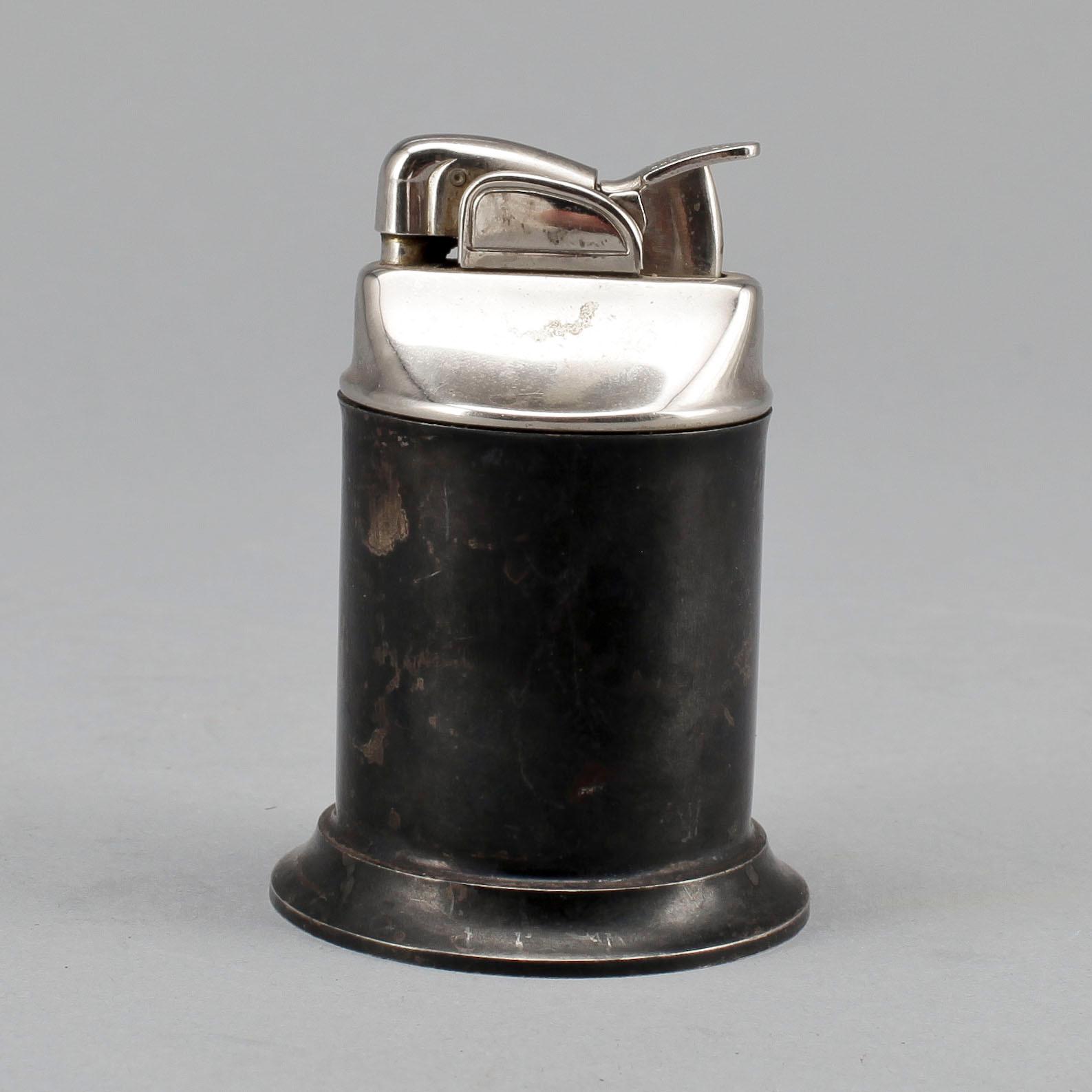 BORDSTÄNDARE,  Fodral i sterling silver Tiffany & Co, New York samt tändare Evans, USA. Vikt 49 gram.