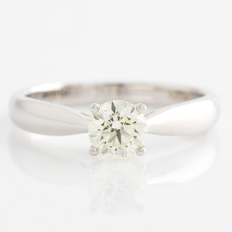 Ring with brilliant-cut diamond.