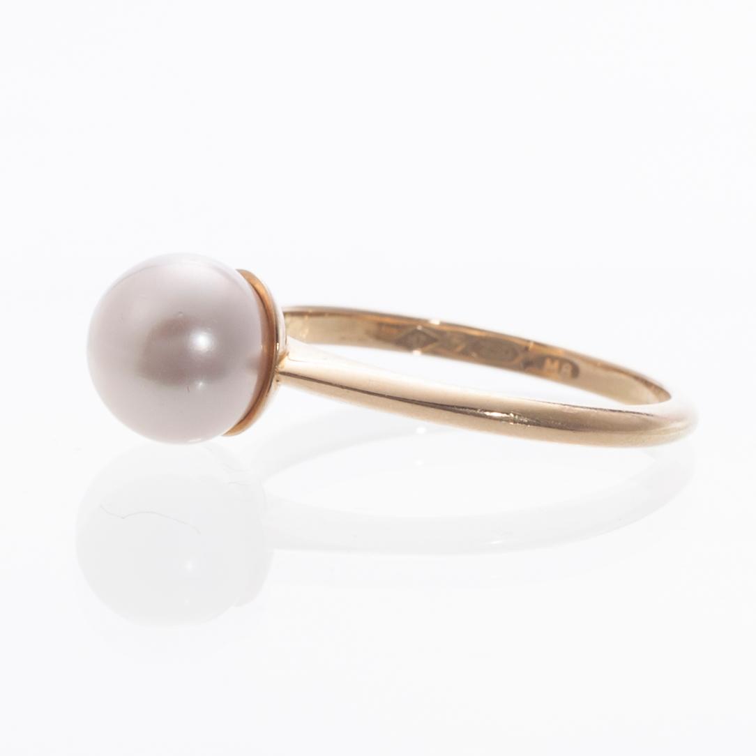 RING, 18K guld, odlad sötvattenspärla. 1989. Vikt ca 3,6 g.