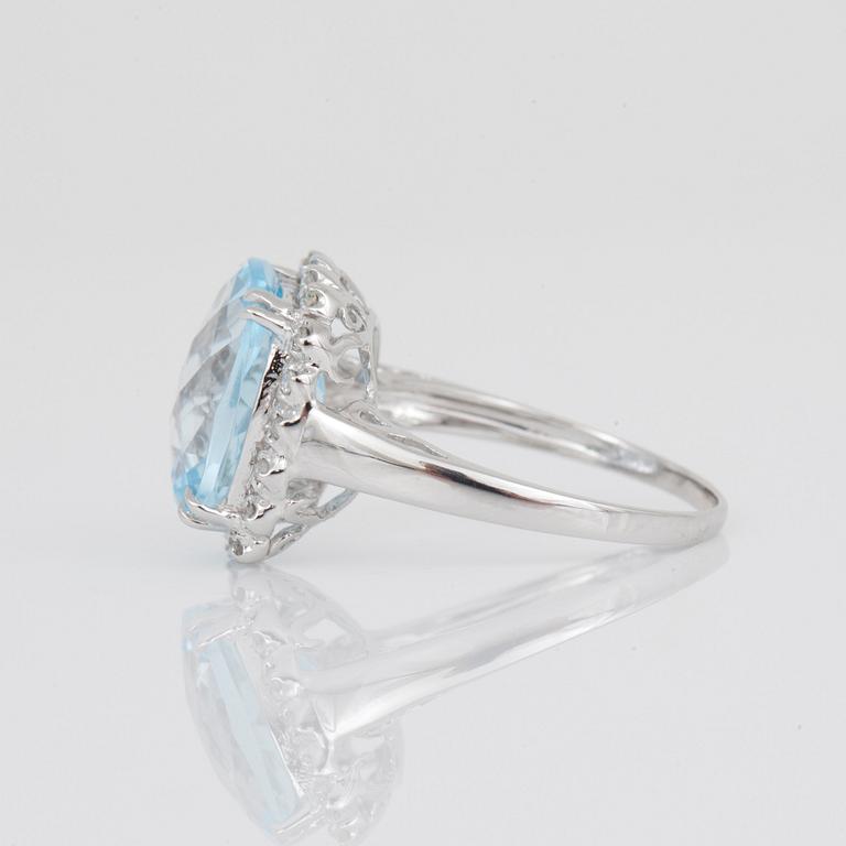 RING, 18K vitguld med chequerslipad topas, tot ca 6,38 ct, med åttkantslipade diamanter. Total vikt ca 4,16 g.