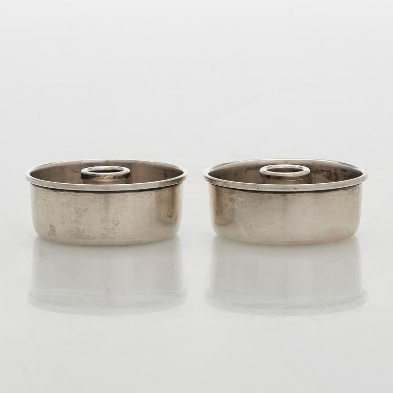 Bertel Gardberg, kynttilänjalkapari, hopeaa, "Birgitta", malli 22908, Hopeatehdas oy, Helsinki 1957.