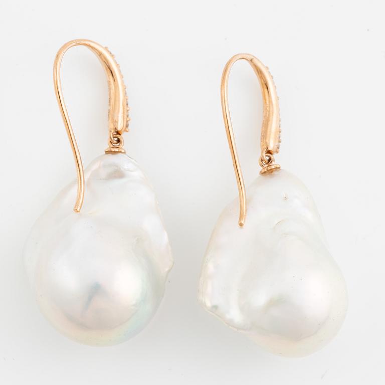 Örhängen 18K guld med odlade barocka sötvattenspärlor och briljantslipade diamanter.