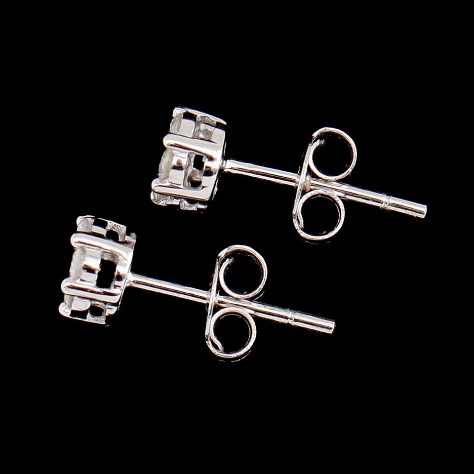 ÖRHÄNGEN, 1 par, 18 k vitguld, 14 briljantslipade diamanter tot 0.26 ct.