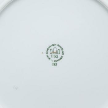 80 pieces of porcelain tableware from Bing & Gröndahl, model "Måsen", second half of the 20th century.