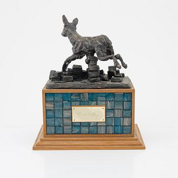 Ernst Billgren, skulptur, brons på sockel av mosaik och trä, signerad på plakett. Ed 90.