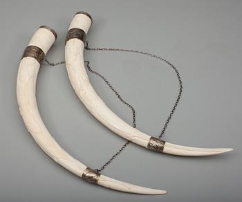 ELEFANTBETAR MED SILVERBESLAG, 2 st, elfenben, silver. GAB Stockholm 1919. Vikt ca 7,7 kg.