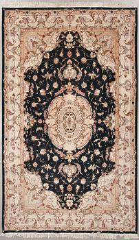 MATTA, Täbris, silkesinslag, tidigt 2000-tal. Ca 296 X 195cm.