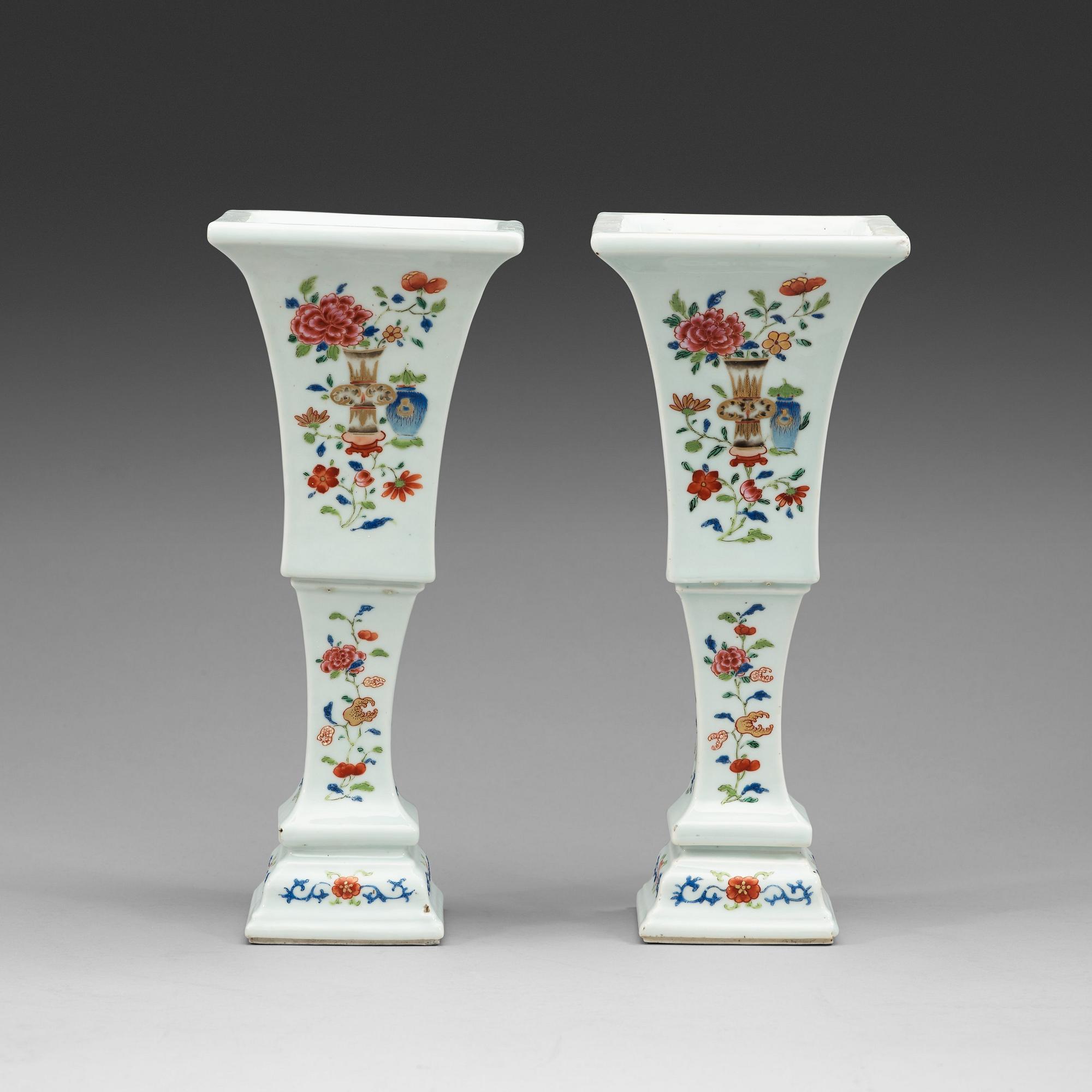 TEMPELVASER, ett par, porslin. Sen Qianlong / Jiaqing, omkring år 1800.