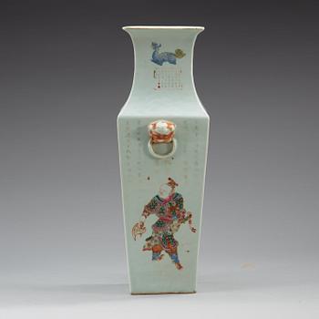 A famille rose vase, late Qing dynasty (1644-1912).