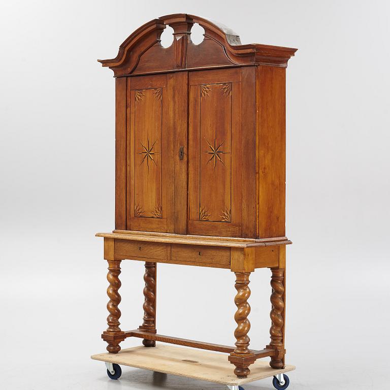 Skåp, delvis 1700-tal.