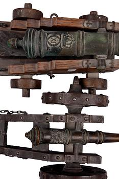 MODELLKANONER, 2 st, brons och trä, 1900-tal.