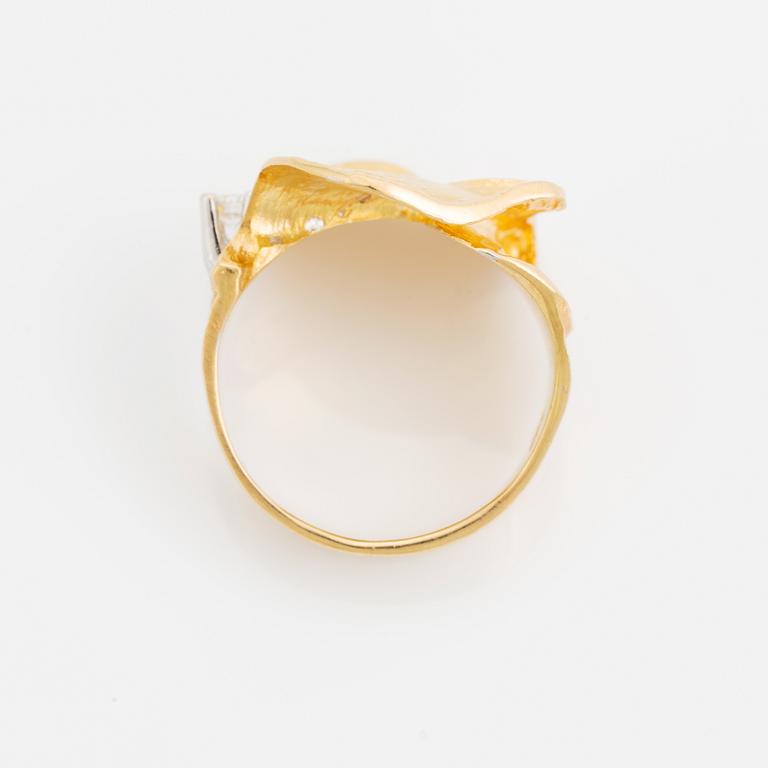 An 18K gold Ole Lynggaard ring set with a round brilliant-cut diamond.