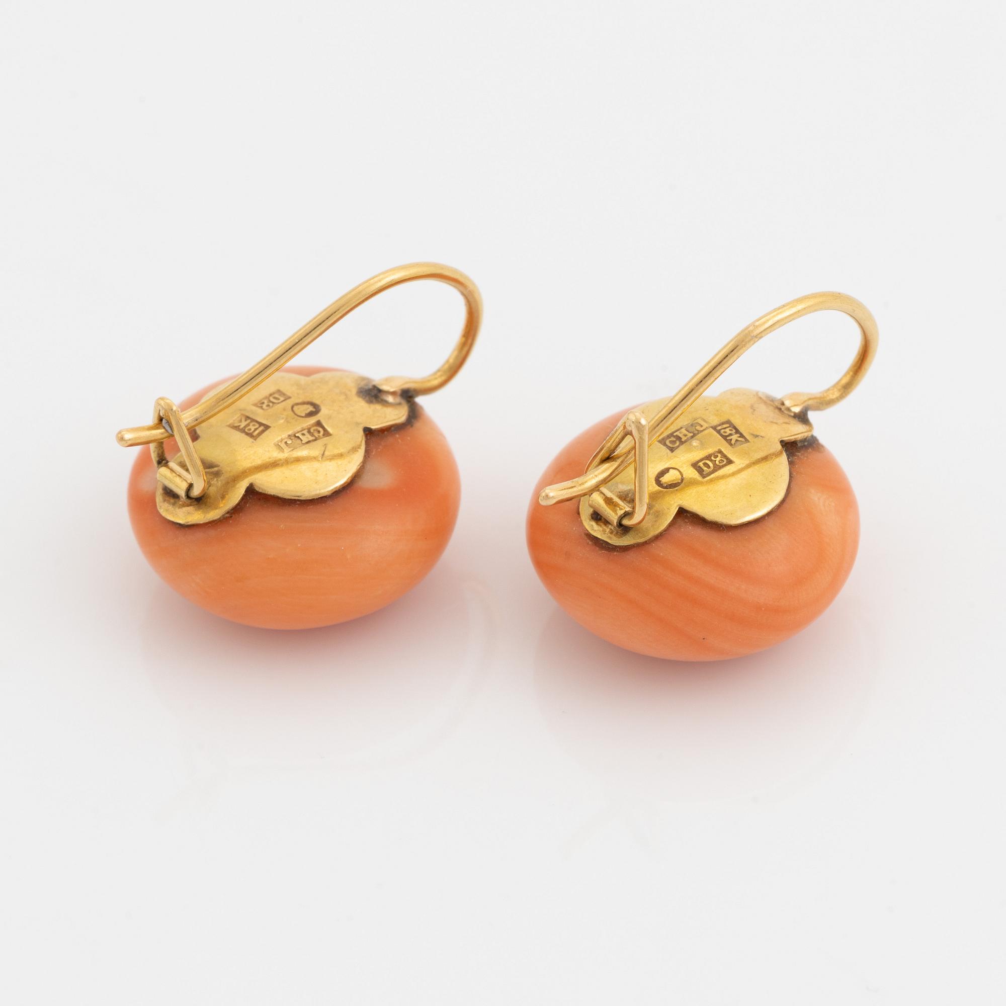 18K gold and coral button earrings.