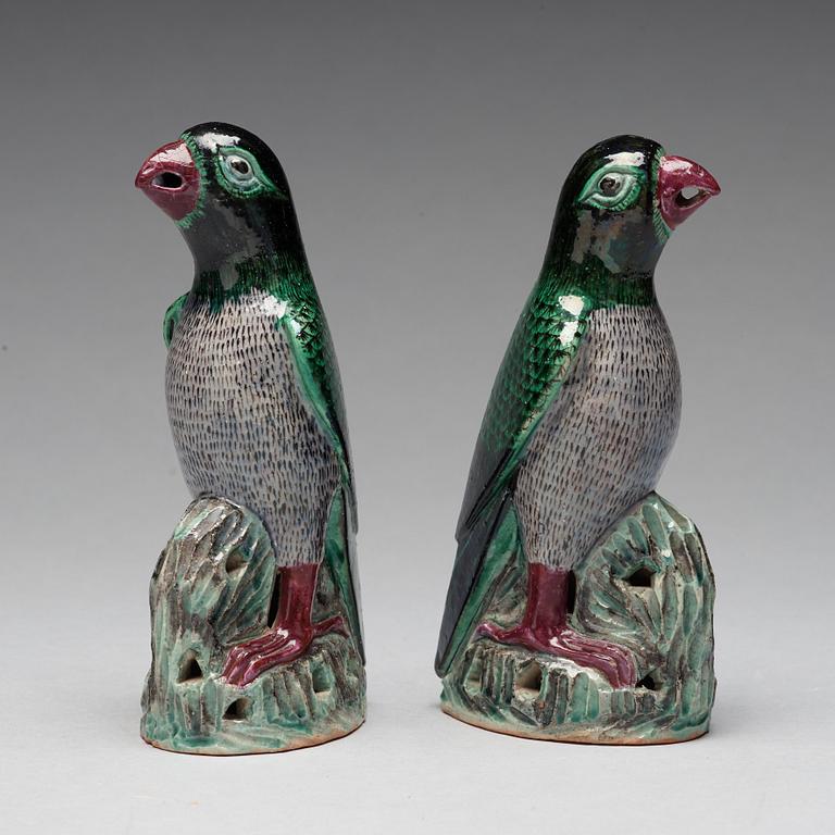 FIGURINER, ett par, porslin. Sen Qingdynasti.