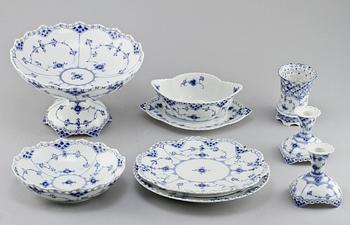 PARTI SERVISDELAR, 65 delar, "Musselmalet", Royal Copenhagen, 1900-tal.