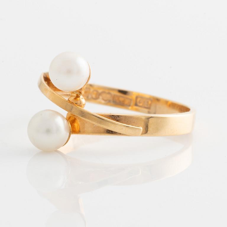 Ring, 18K guld med två pärlor.