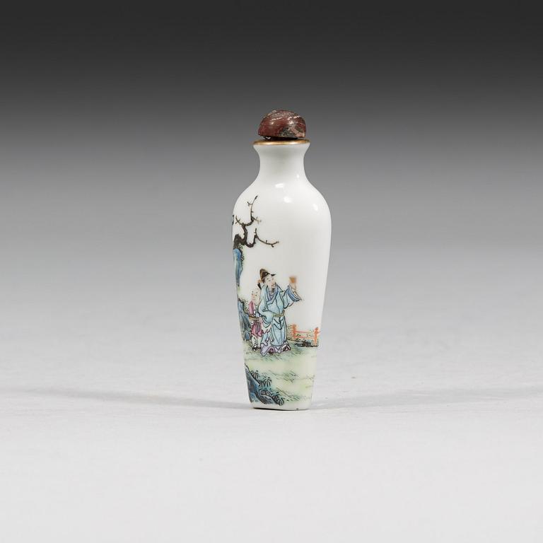 A famille rose snuff bottle, Qing dynasty (1644-1912) with seal mark.