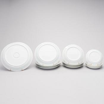 FRIEDL HOLZER-KJELLBERG, ASTIASTO, 34 osaa, "Helmi", riisiposliinia, signeeratut F.H.Kj. Arabia Finland.