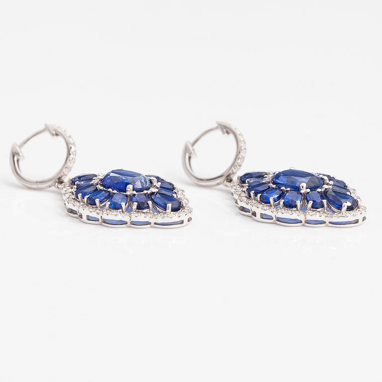 A pair of 18K white gold earrings with brilliant cut diamonds ca. 0.76 ct in total and kyanites.