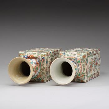 A pair of famille verte vases. Late Qing dynasty (1644-1912).