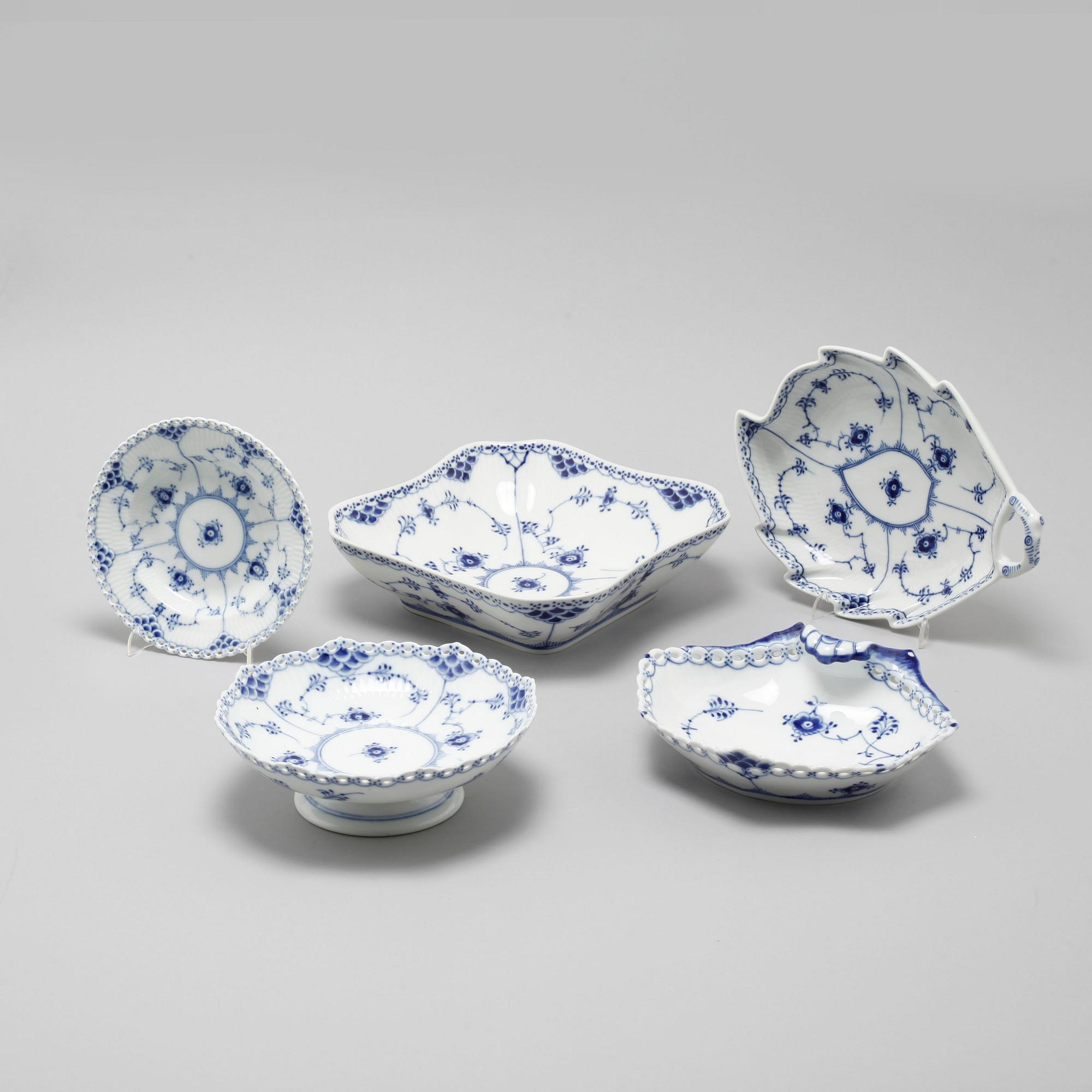 A set 38 pieces of Royal Copenhagen porcelain named "Musselmalet".