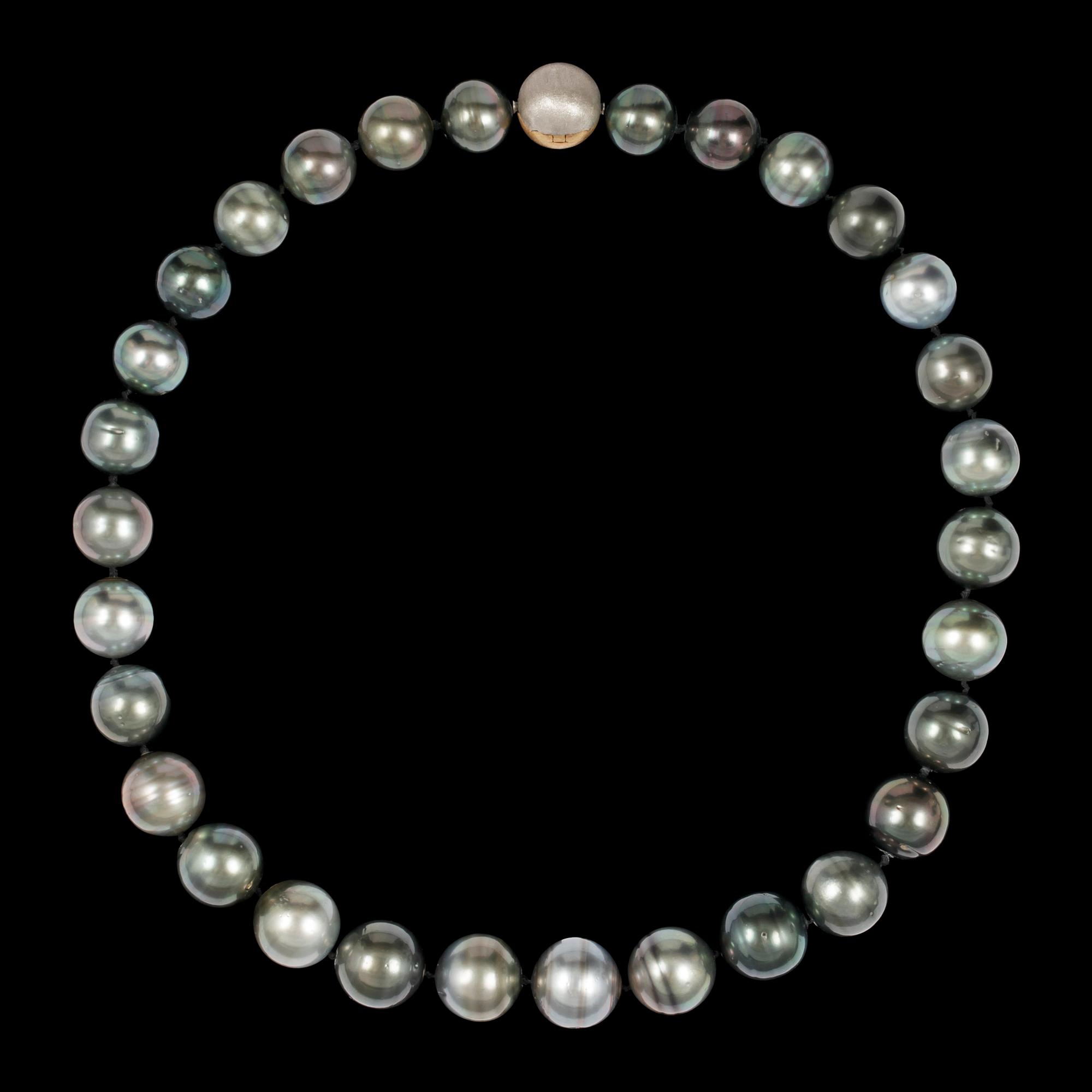 COLLIER, odlade lätt barocka Tahitipärlor i olika gråtoner, 15,5-13 mm.