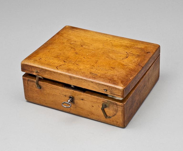 ÅDERLÅTNINGSINSTRUMENT MED SKRIN, 1800-tal.