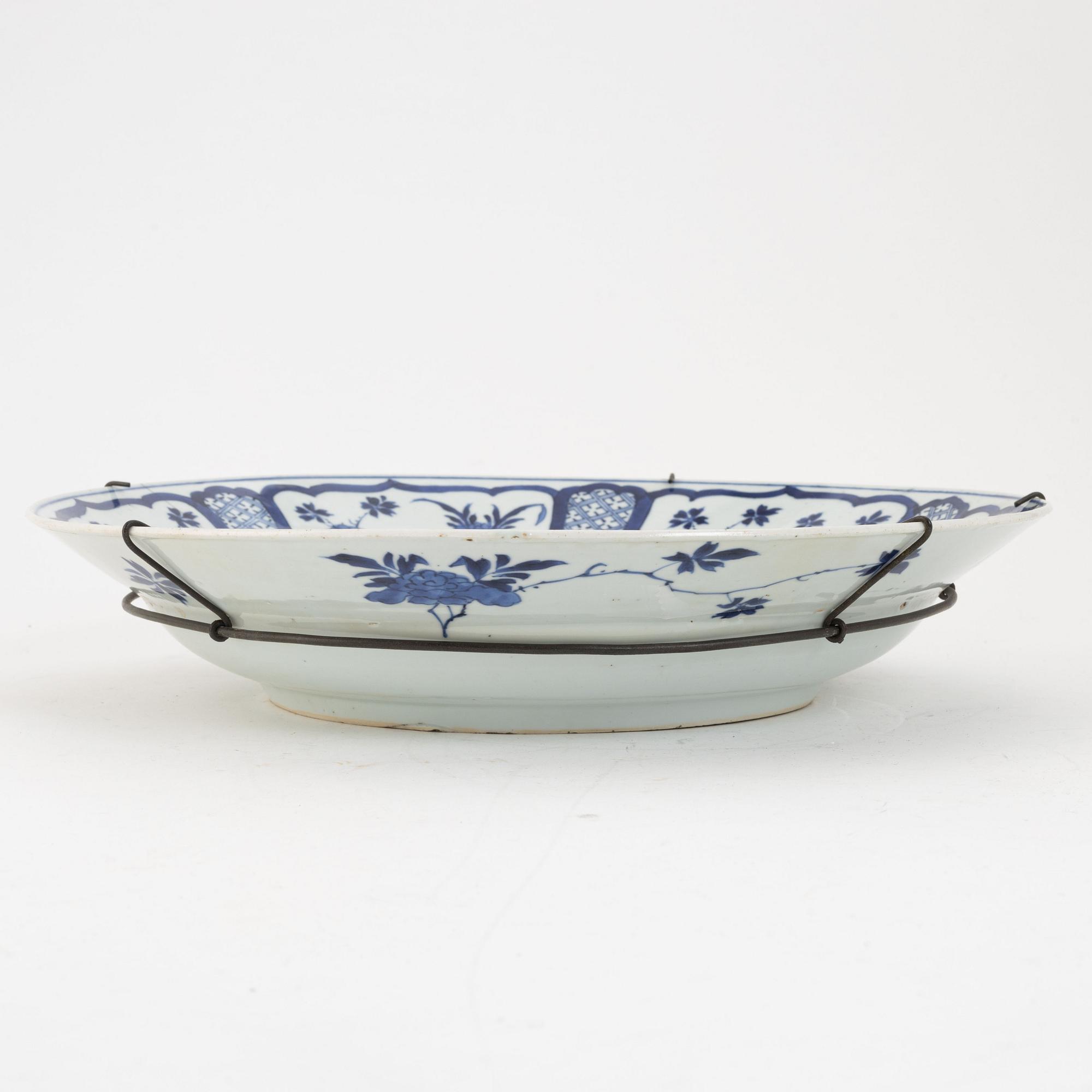 A Chinese blue and white Kangxi-style dish, 19th century.