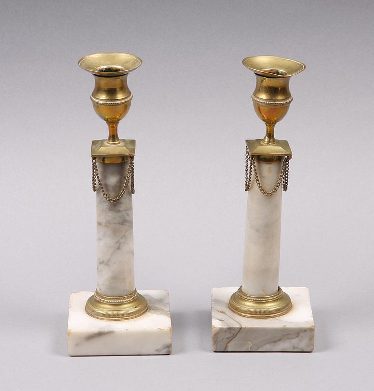 LJUSSTAKAR, ett par, marmor, mässing, sengustavianska, omkring 1800.