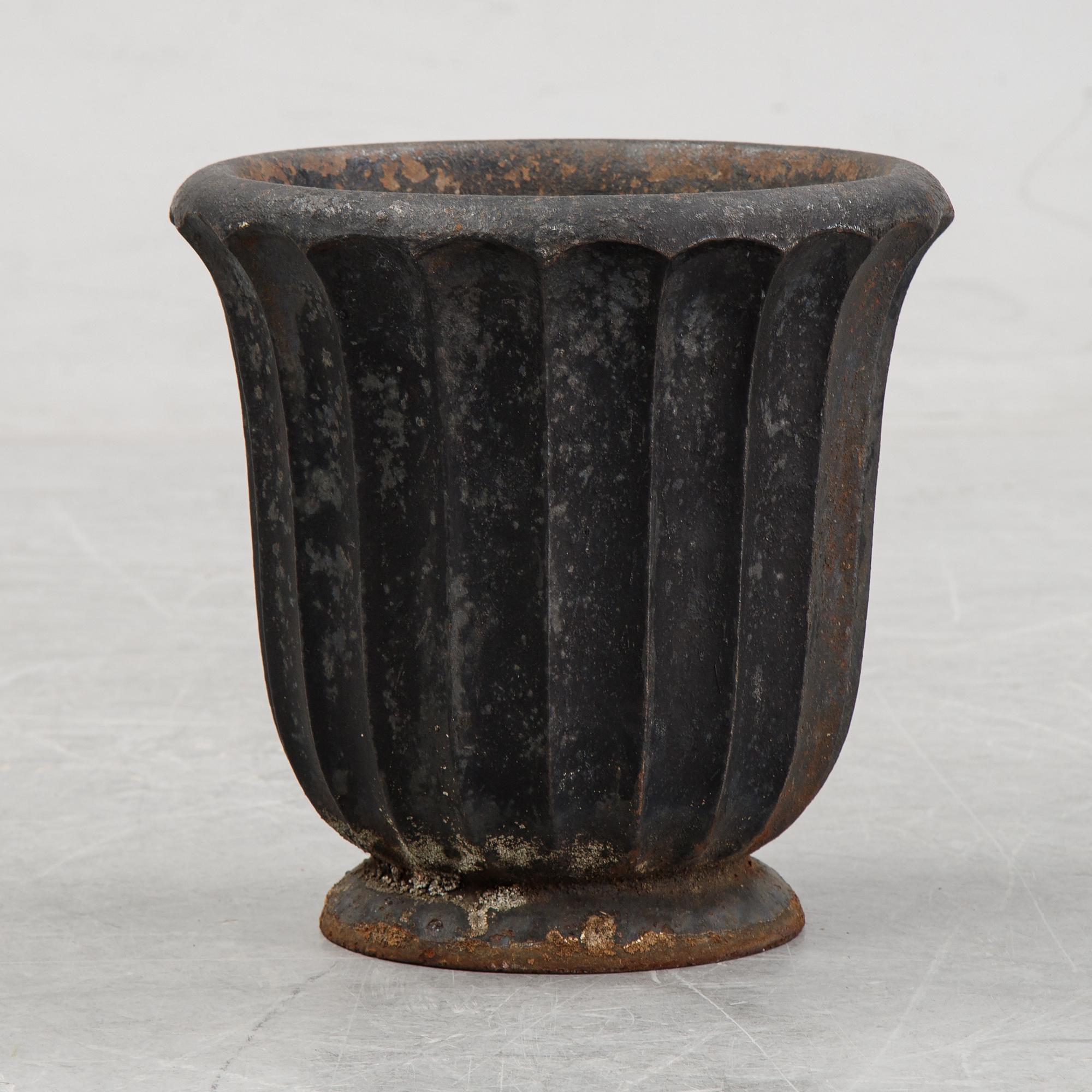 A cast iron garden urn, 20th Century.