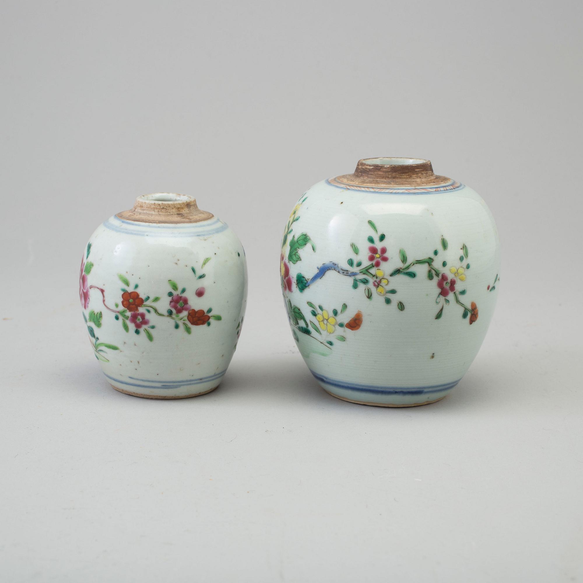 TEKRUKOR, två stycken, kompaniporslin. Qing dynastin, Qianlong (1736-95).