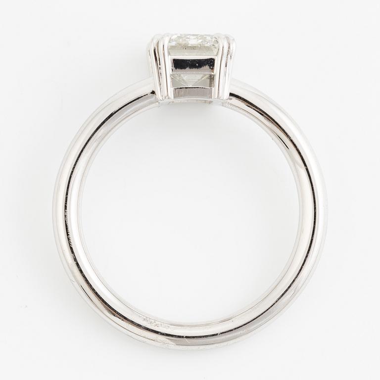 Ring 18K vitguld med en smaragdslipad diamant.