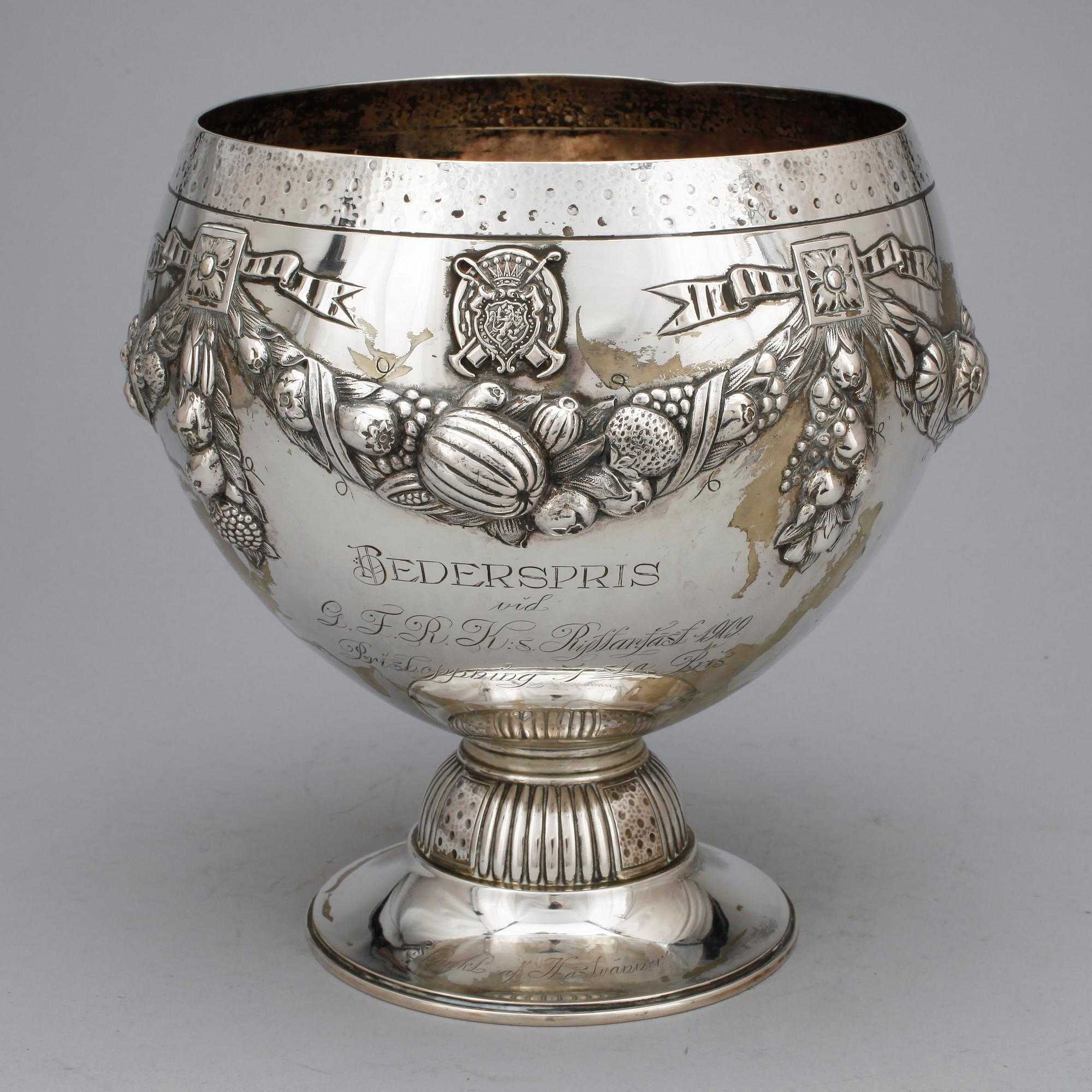 SKÅL PÅ FOT, silver, 1900-talets första hälft. Vikt ca 997 gram.