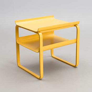 A 915 table designed in 1932 and manufactured by Artek.