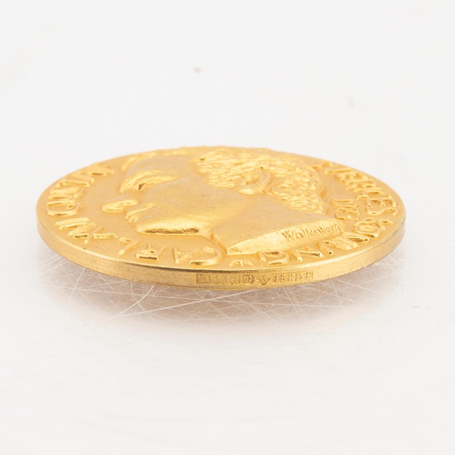 An 18K gold medal Carl XVI Gustaf numbered 55/1000 weight 56,7 grams.
