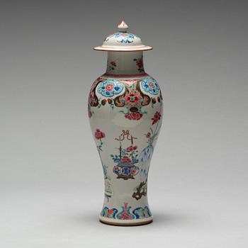URNA med LOCK, porslin. Qingdynastin, Qianlong (1736-95).