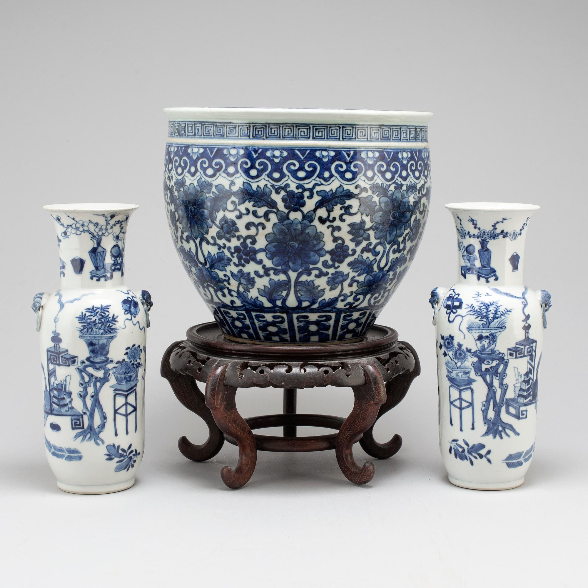 A pair of blue and white vases and pot, Qing dynasty, late 19th century.