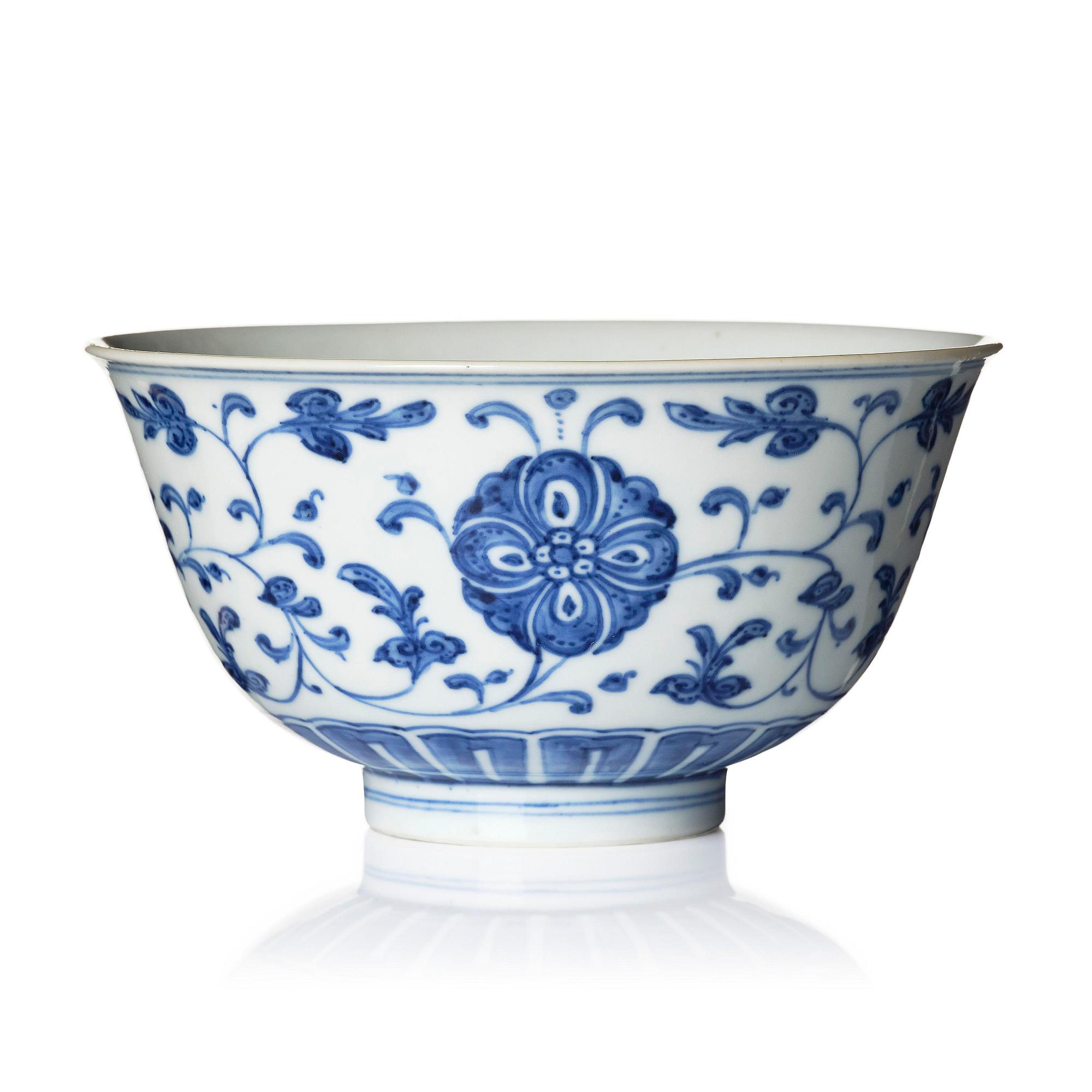 Skål, porslin. Qingdynastin, med Qianlongs märke och period (1736-95).