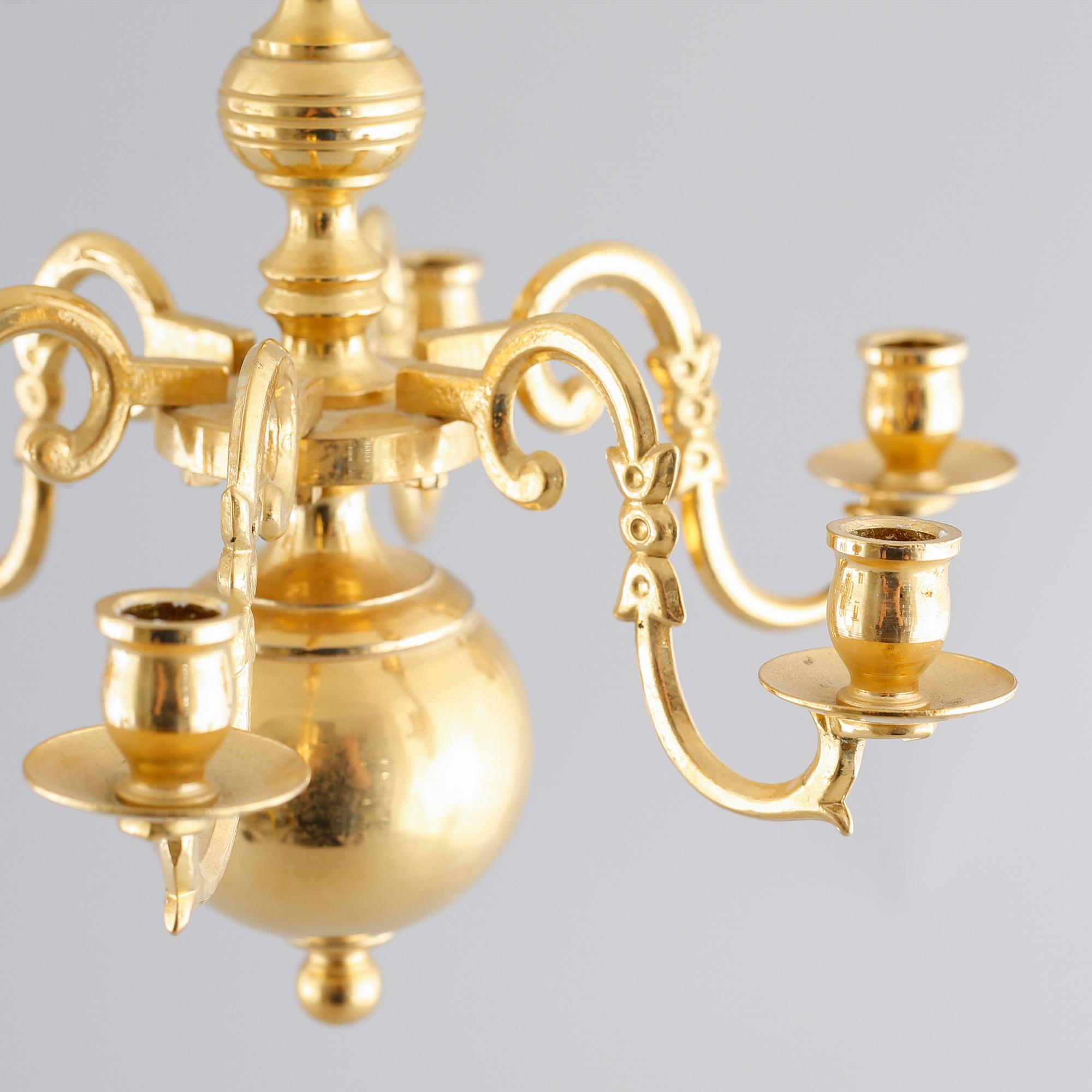 A pair of small baroque style chandeliers, late 20th century, hight 21 cm.