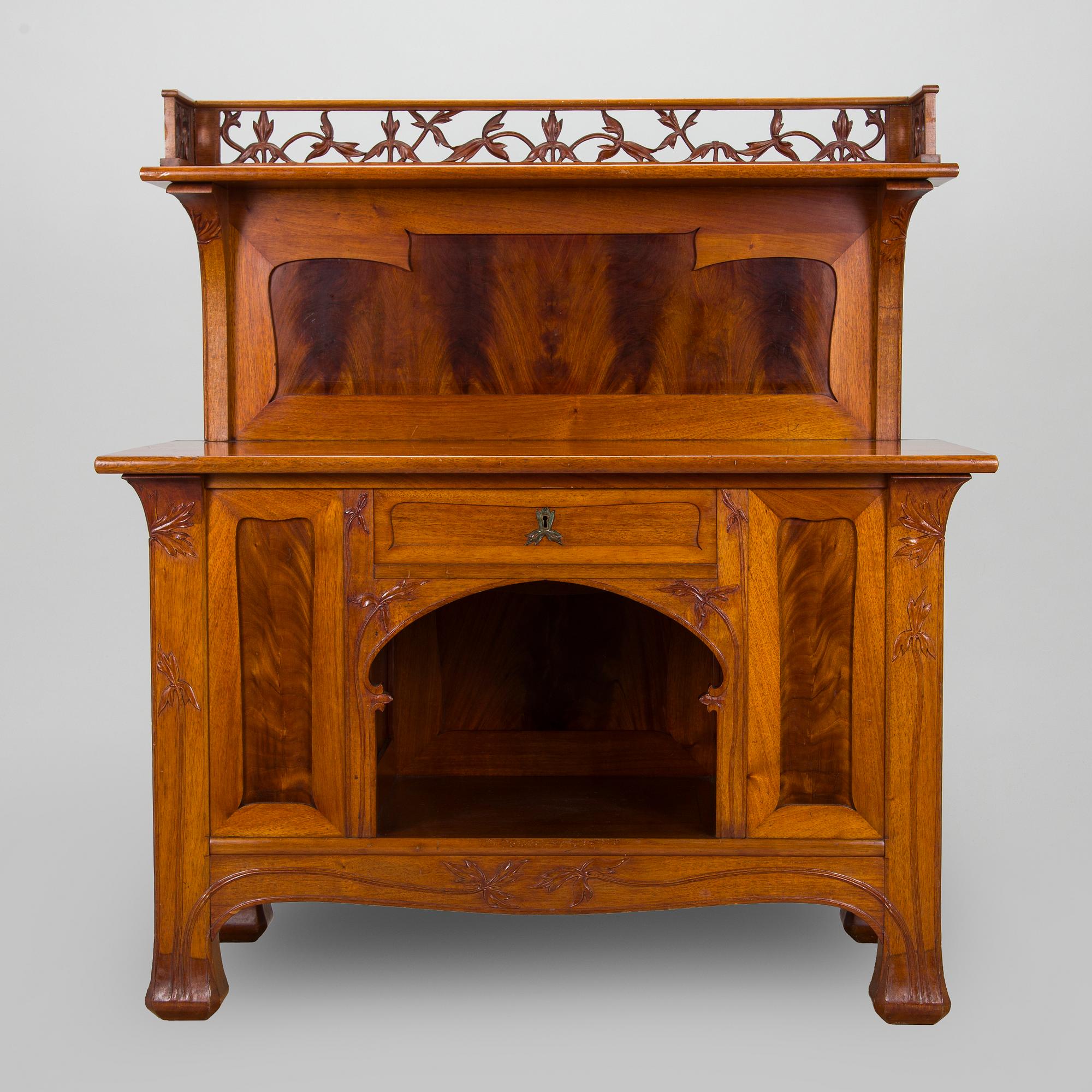 Karl Tirén, An Art Nouveau mahogany cabinet by A.B Naeslunds Möbelfabrik, Umeå, Sweden, approx. 1901.