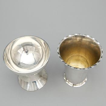 BÄGARE, 2 st, Guldsmedsaktiebolaget, Stockholm, 1922, 1937. Totalvikt ca 495 gram.