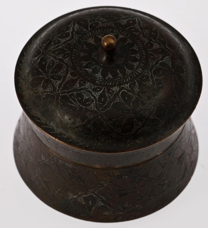 ASK MED LOCK. Brons. Orientalisk. 1900-tal.