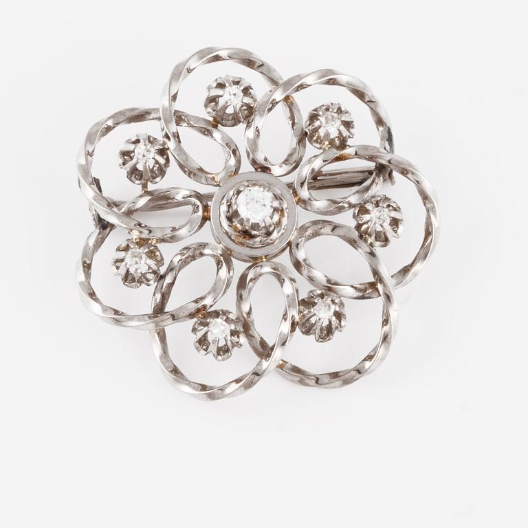 BROSCH, med en briljantslipad och 7 åttkantslipade diamanter.
