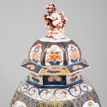 A Japanese imari vase with cover, Meiji period (1868-1912).