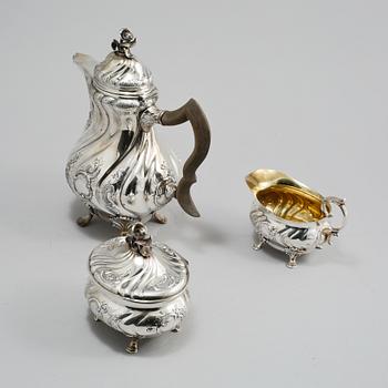 KAFFESERVIS, 3 delar, silver, rokokostil, C.G Hallberg, Stockholm, 1944 och 1945, total vikt ca 1315 gram.