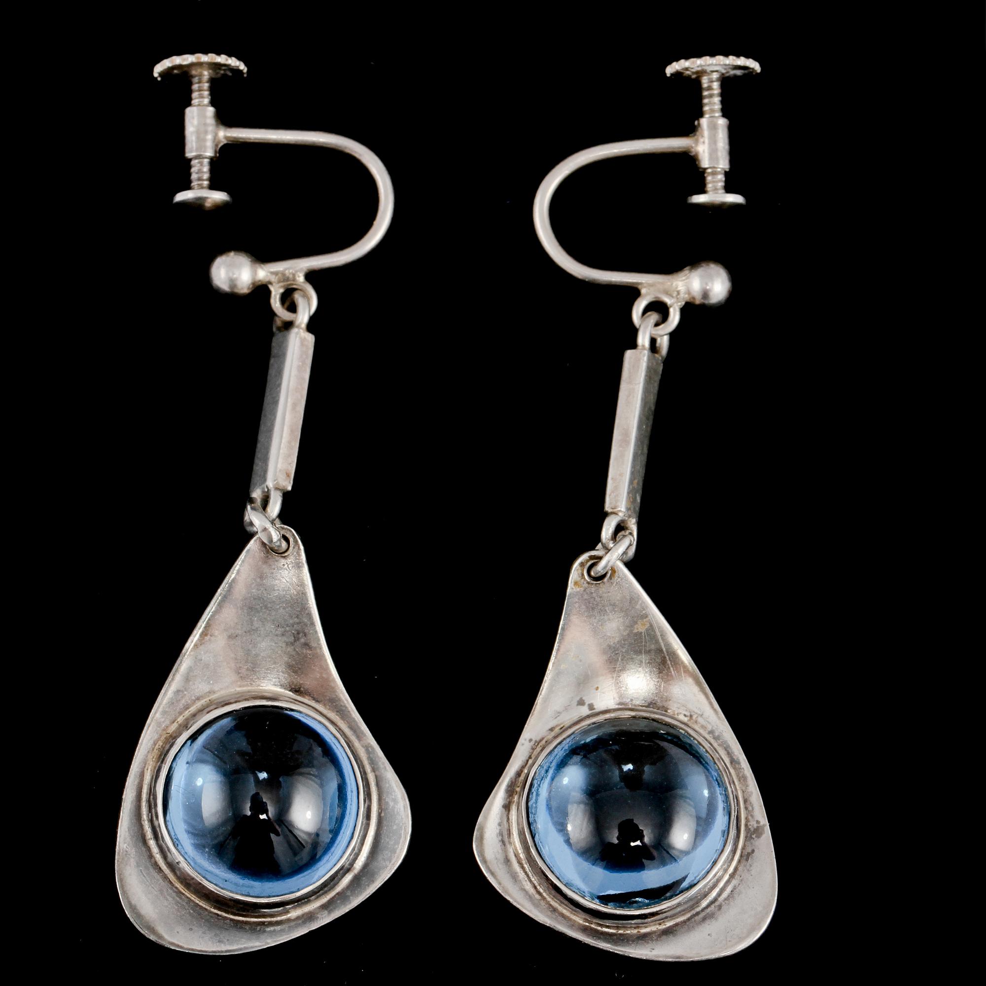 ÖRHÄNGEN, ett par, silver med cabochonslipad blå sten, ray Urban, Stockholm, 1954. Vikt 9 g.