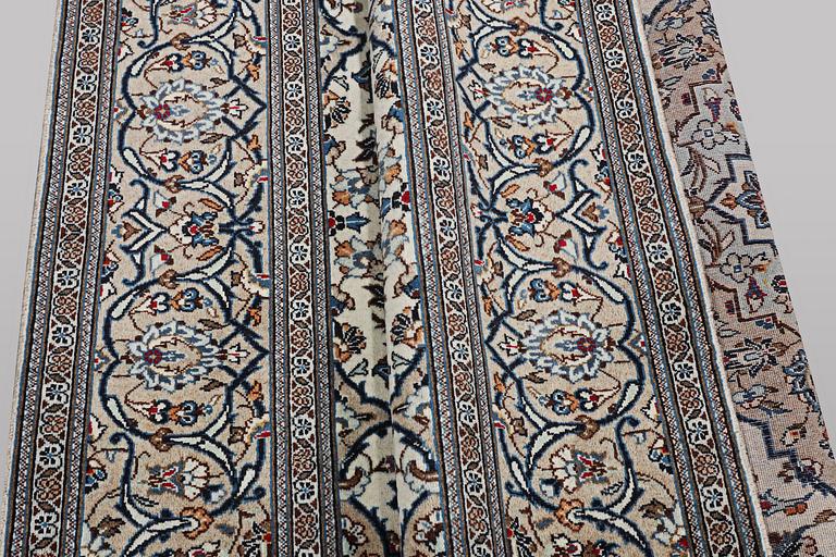 A carpet, Kashan, ca 290 x 193 cm.