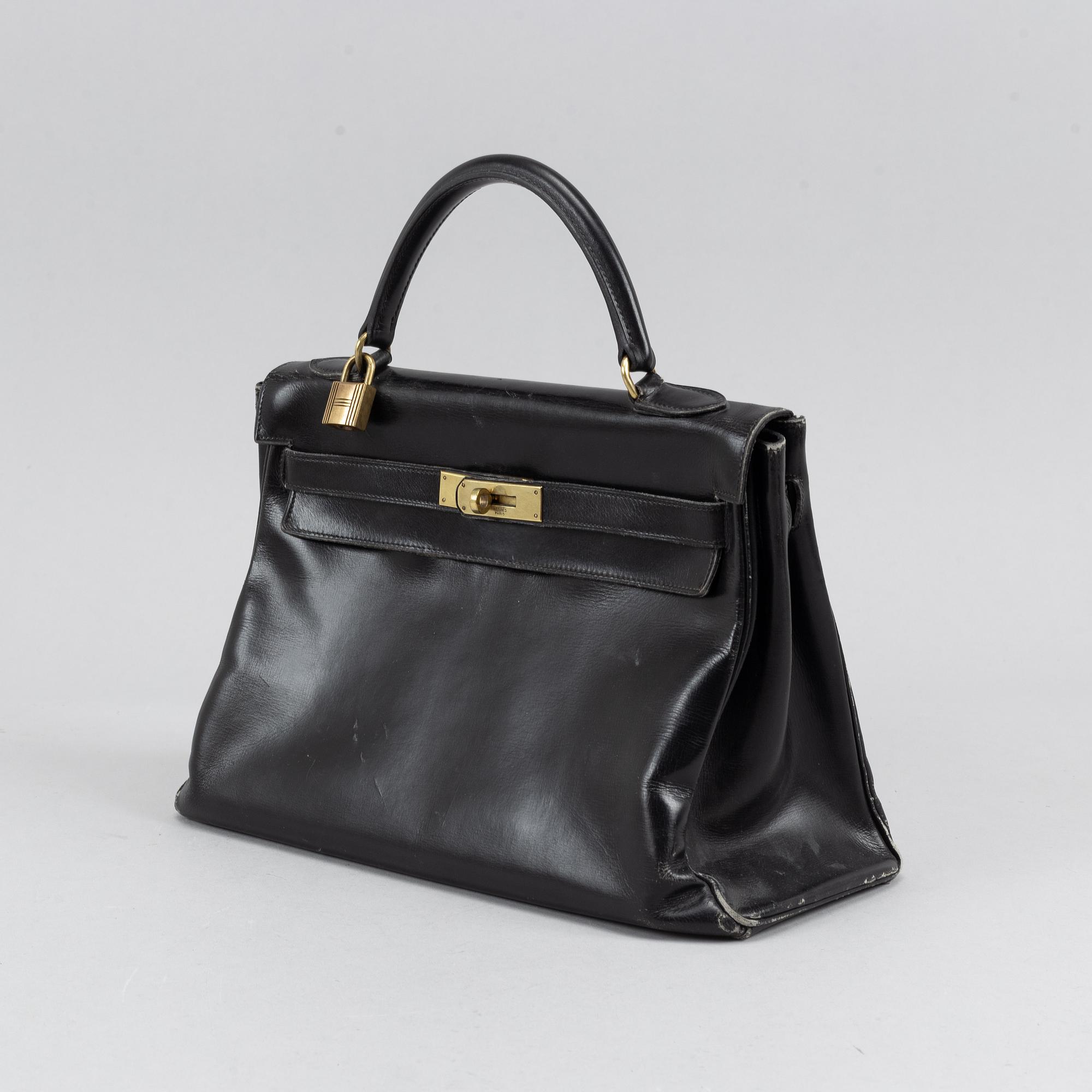 Hermès, a black leather 'Kelly' handbag.